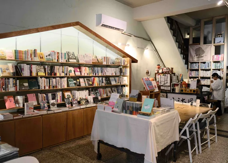 ▲小沐屋店內深棕色的書櫃搭配亮黃的燈光,讓店內顯得和藹可親。呂國維攝。