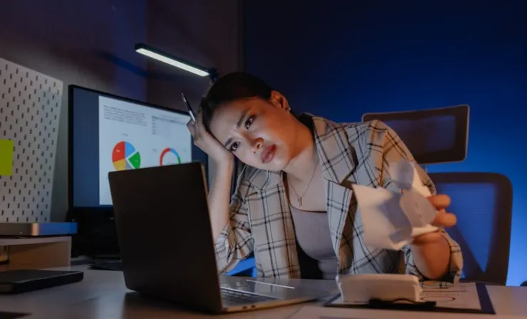 所謂彈性加班通常是指老闆的下班時間很彈性,但妳的下班時間則是無止盡延後,甚至還要熬夜趕工。圖/123RF圖庫