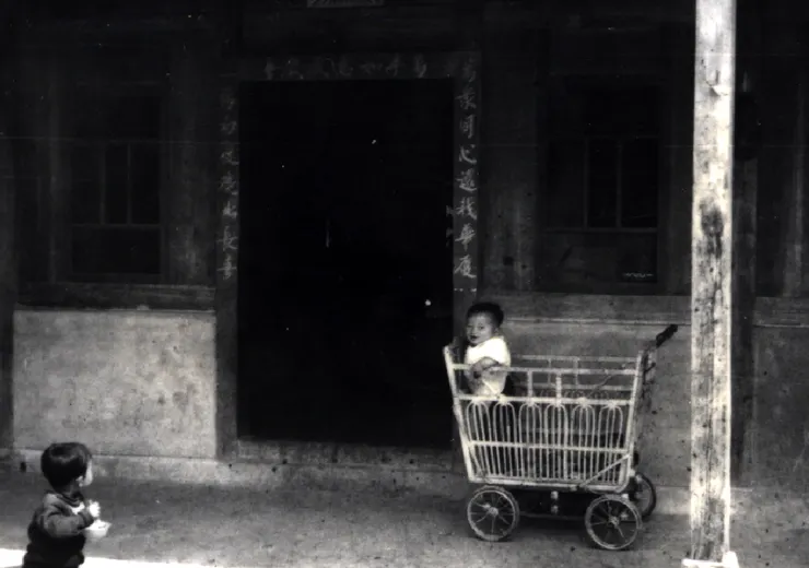 照片中的藤製嬰兒車即是台灣早期很流行的乳母車，約攝於民國64年