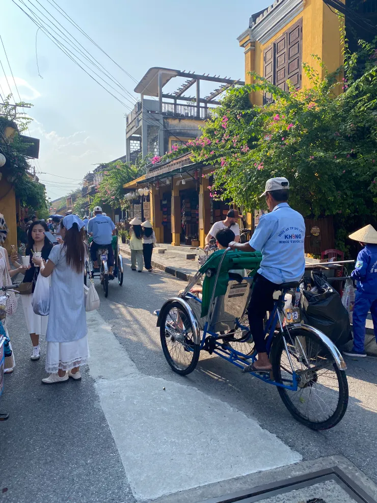 古城區逛累了，可以試試人力車服務