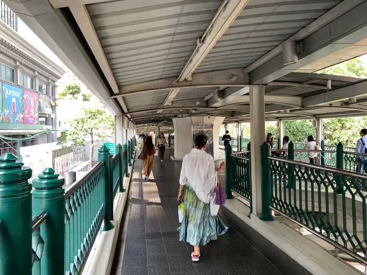 Chit Lom附近的商圈都是用空橋連結，不用跟車子搶馬路，且又能遮陽，非常方便