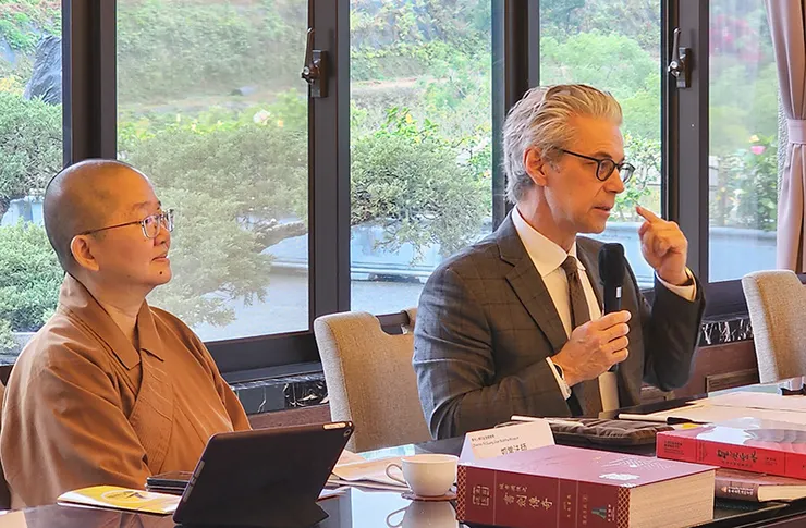 美國史密森尼亞洲藝術博物館館長蔡斯・羅賓遜發表專題演講