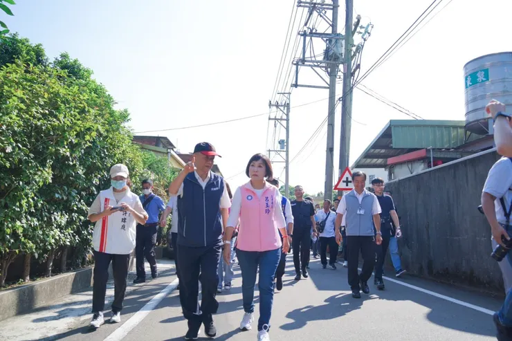 呂玉玲建議，在施工期間可以利用新光路二段8巷作為臨時替代平交道。圖：呂玉玲辦公室提供