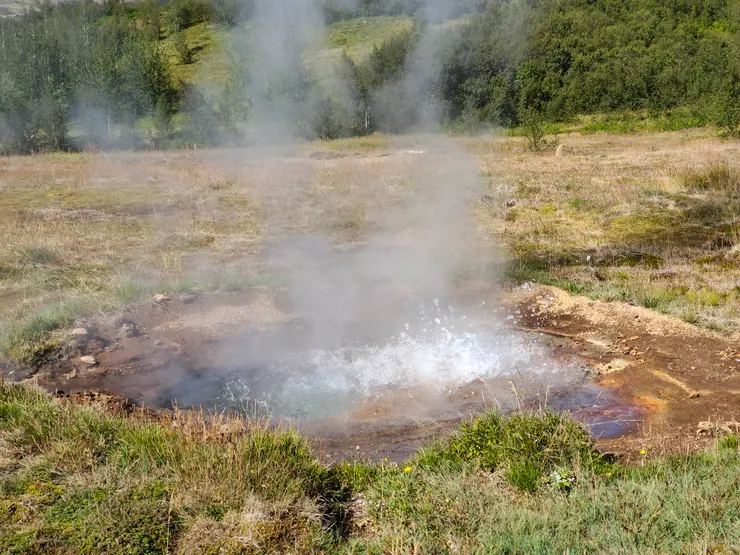 有些溫泉露頭有著滾燙的水。