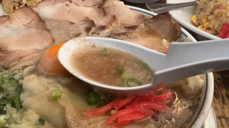 「博多達摩拉麵總本店排隊盛況，建議早上開門前提早 20 分鐘來排隊。」