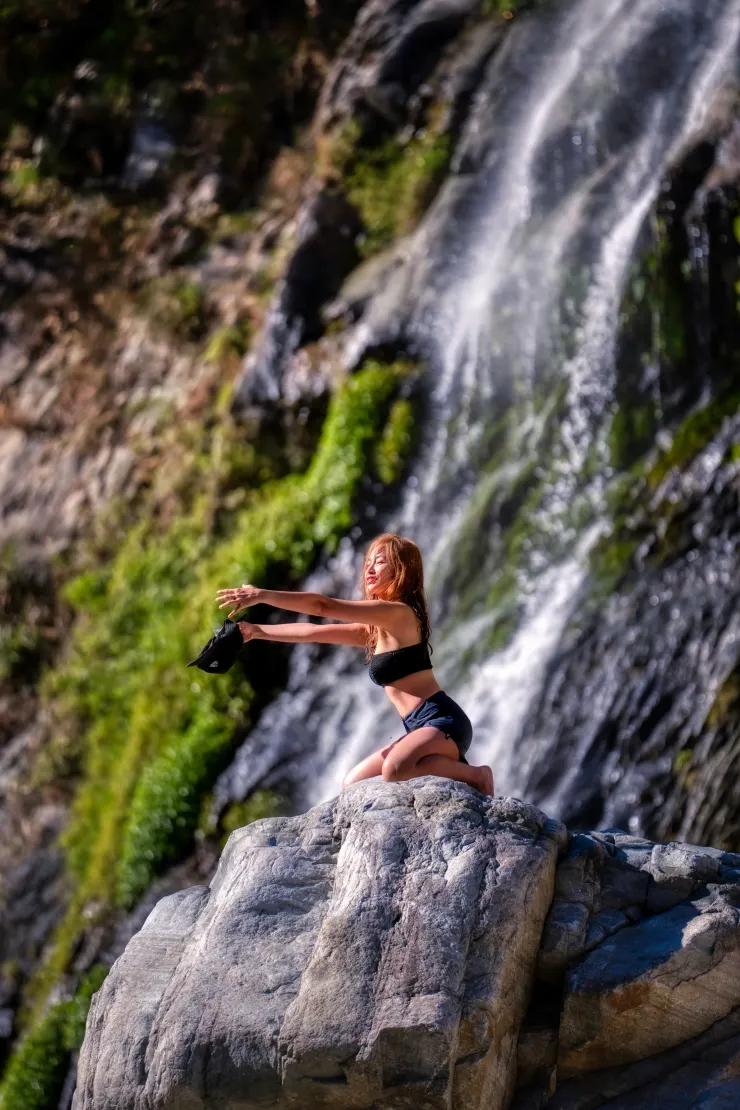 泡完湯後發現大石頭可以爬上爬下，順便演一下獅子王！🤭