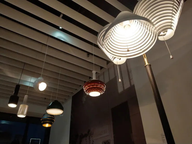 展覽現場展示許多Alvar Aalto參與設計的燈具和座椅