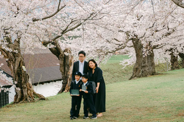 畢業季全家福與櫻花