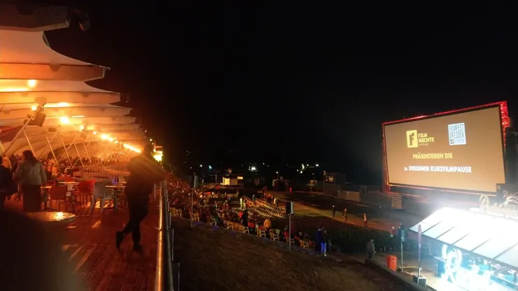 除了薯條，還有賣香腸、爆米花、玉米片、啤酒等，最特別的是爆米花是微甜的肉桂口味