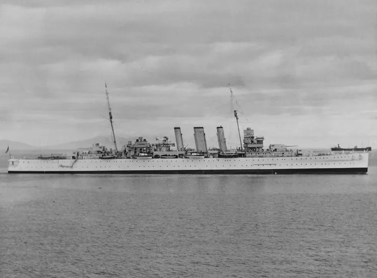 約1930年,英國皇家海軍重型巡洋艦肯特號停泊在岸。