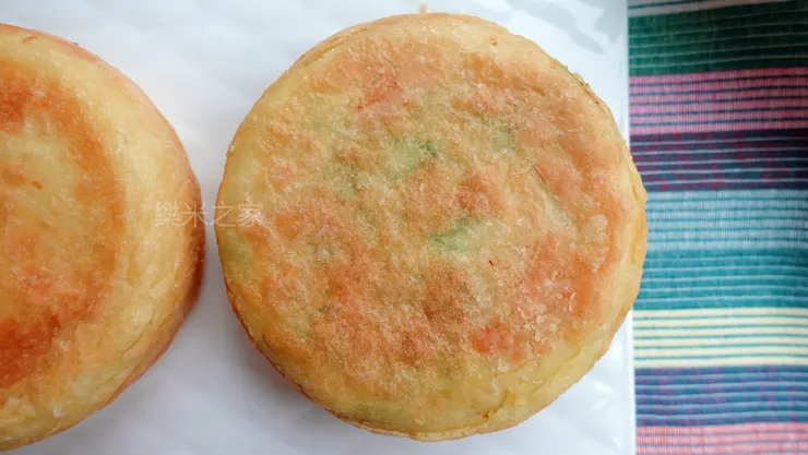 粉漿米漢堡吃起來像古早味蛋餅