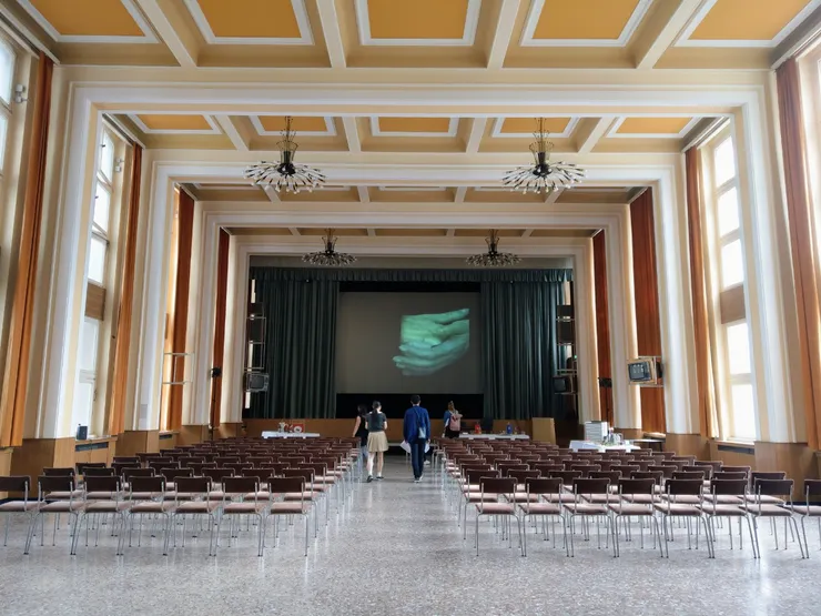 多功能大禮堂曾用於各種活動,直到 1970 年代初期還曾作為餐廳。 國家安全部在此舉行員工會議、黨組織會議及培訓課程。