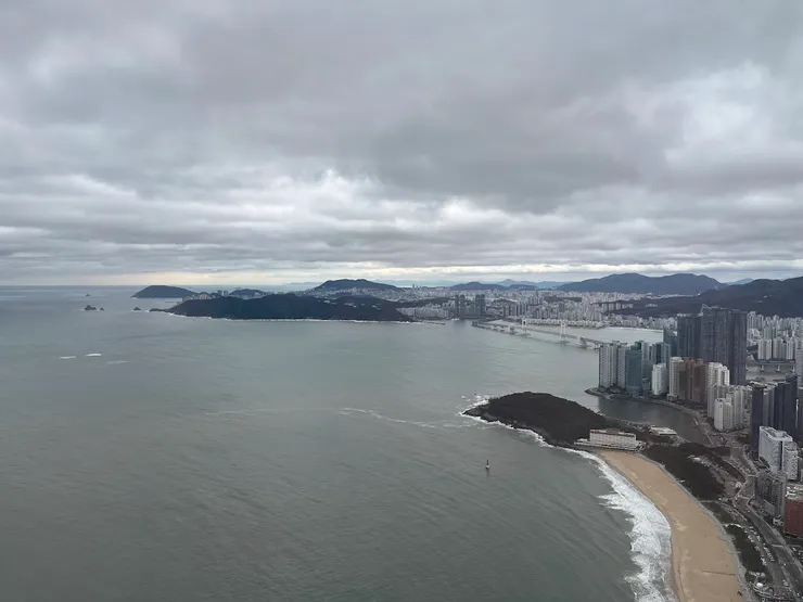 海雲台海水浴場一角。右中海岸末端是The Westin Josun Busan（飯店），再往上一點是廣安大橋。