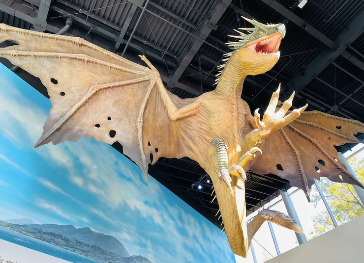 抬頭可看到一隻飛龍。