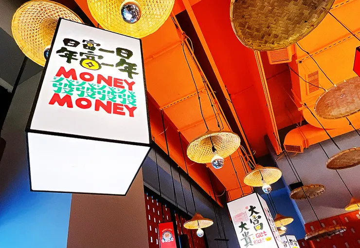 從室內往外看的視角，展示大滿貫功夫鍋結合紅磚牆與現代採光的室內氛圍，適合社群分享打卡。