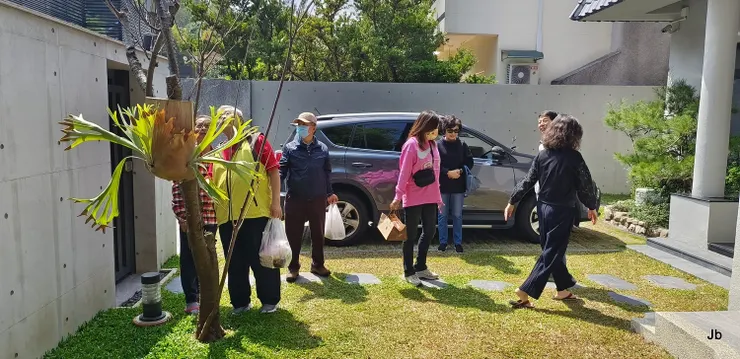 【眾人抵達時，陽光普照，主人迎客，先請樹醫李老大看庭院的山櫻，說去年此時已開花，現在卻沒消沒息，該不會是病了吧？】