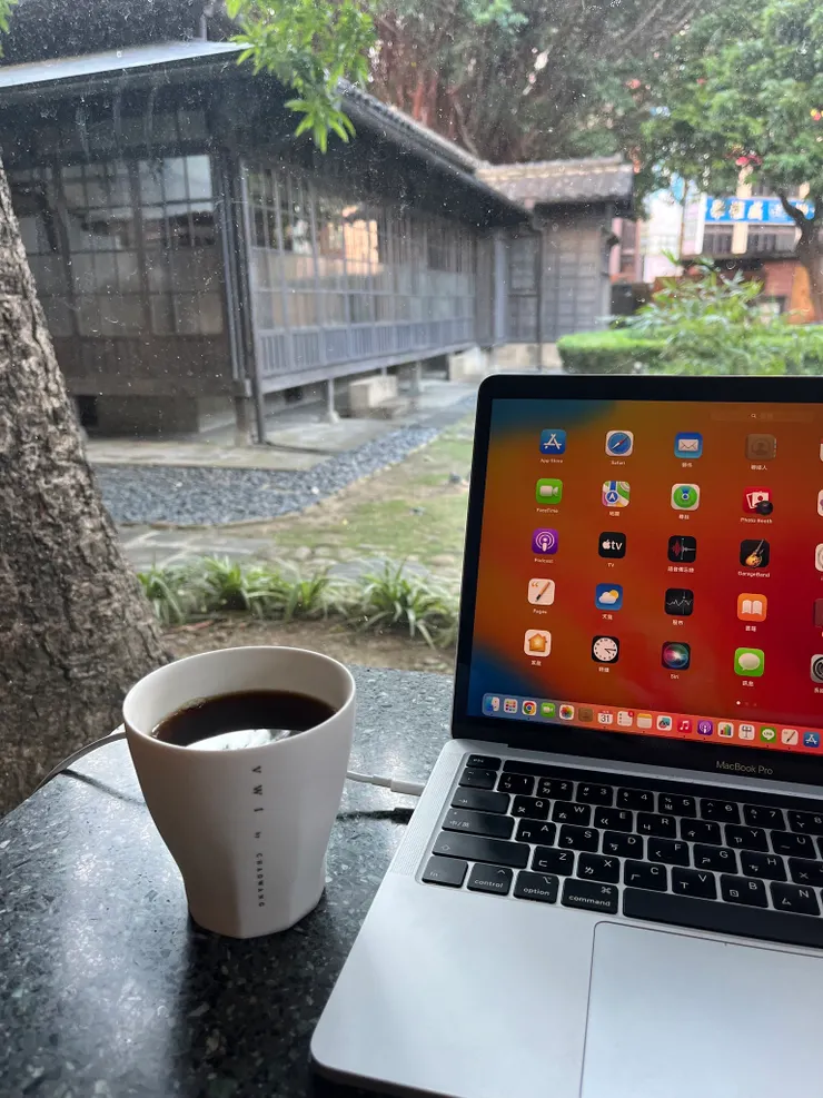 一個人搭火車去新竹車站的 VWII 辛志平喝咖啡