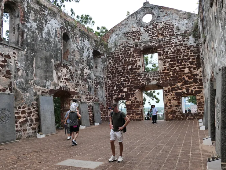 巨型墓碑紀念先人的生平事蹟,遊客如同考古學家查找這些碑文,希望多了解這座教堂與人們的連結。