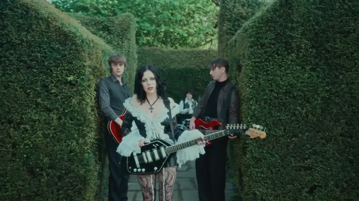 愛情如同身陷花園迷宮。(圖片來源:MV截圖)