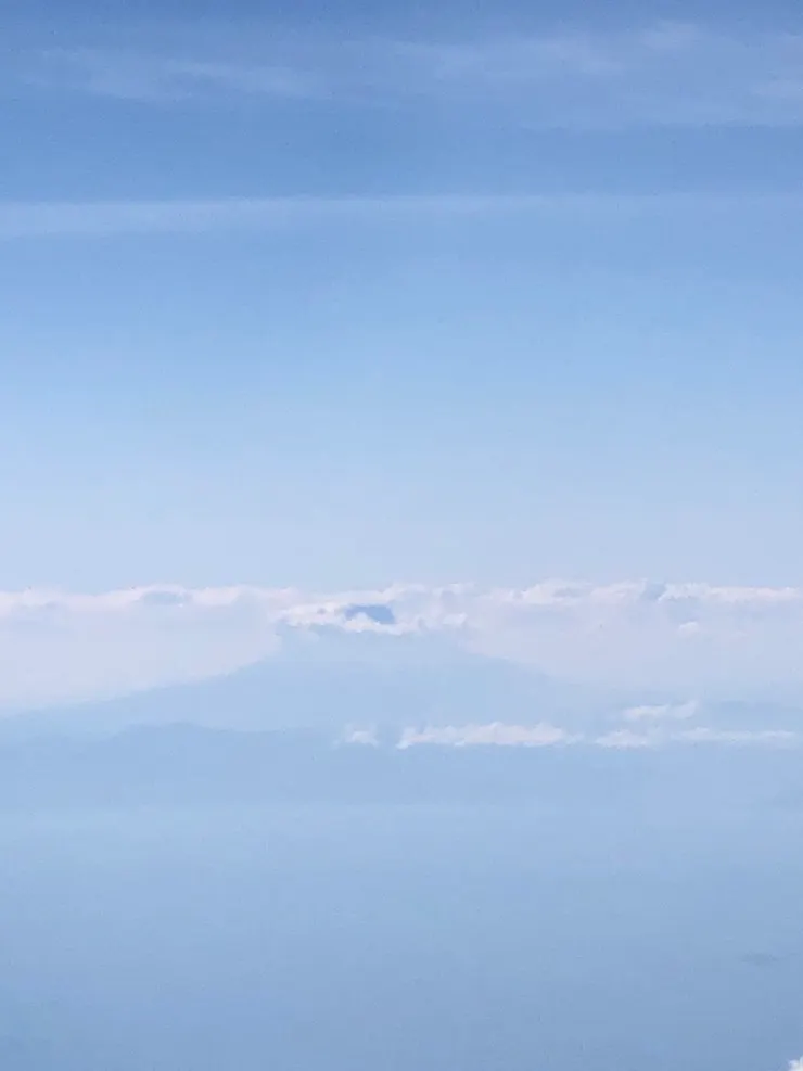 去程在機上向下拍的富士山頭(by 阿和)