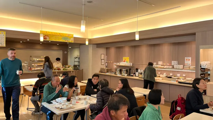 後方工作人員會幫忙處理法式吐司。