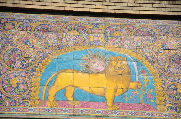 帶有皇冠裝飾的獅子與太陽瓷磚浮雕