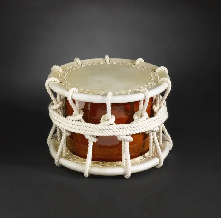 締太鼓，由繩索或鐵環螺絲等將鼓皮固定於鼓身。