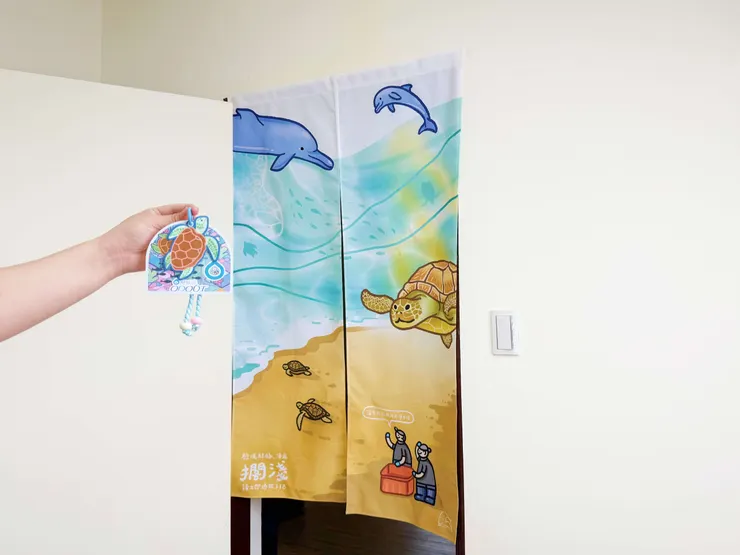 圖說：臭味滾攜手中華鯨豚協會發起公益專案，活動期間購買指定系列不僅提撥10%收益捐贈，滿額再加碼送海龜刺繡吊飾與環保周邊。（資料來源：臭味滾）