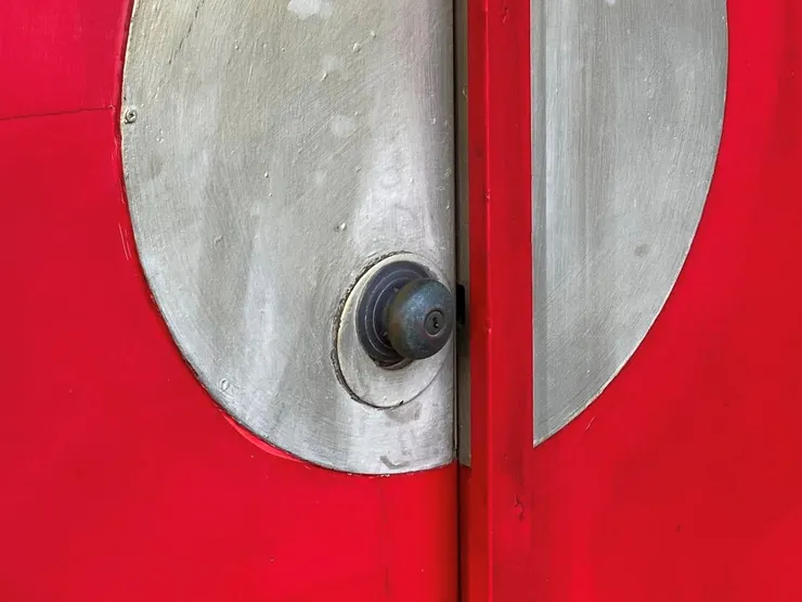 使用抽象幾何的方式，僅以一個圓圈來表現傳統中國門把的意象。