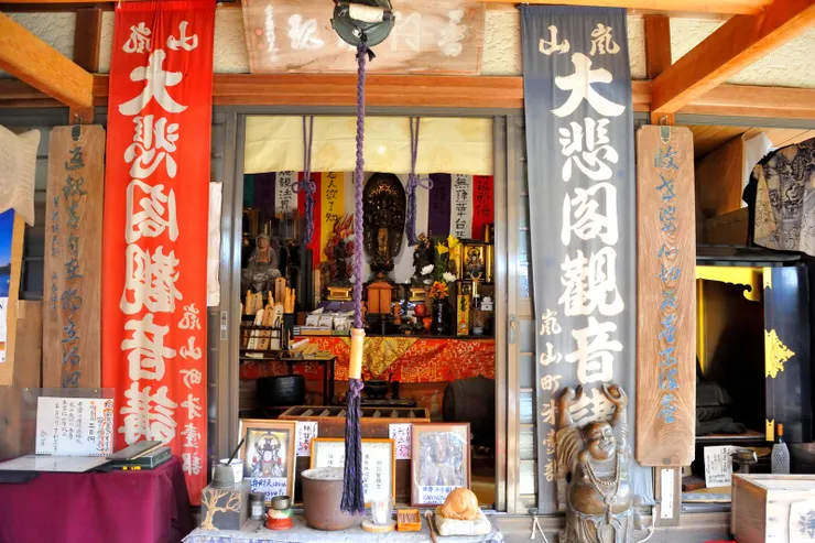 正殿內安置了以的守護神千手觀音像