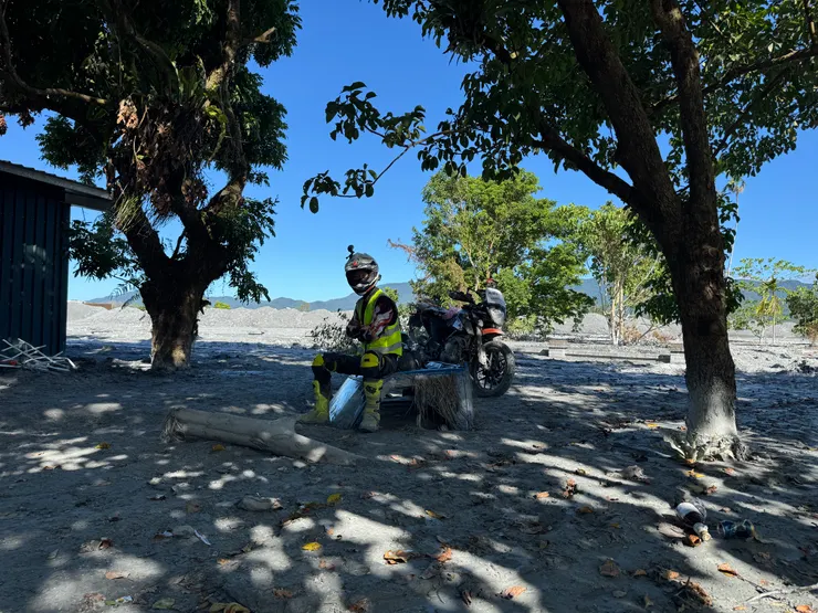 一位越野小蜜蜂坐在保安寺公園停放的貨車上