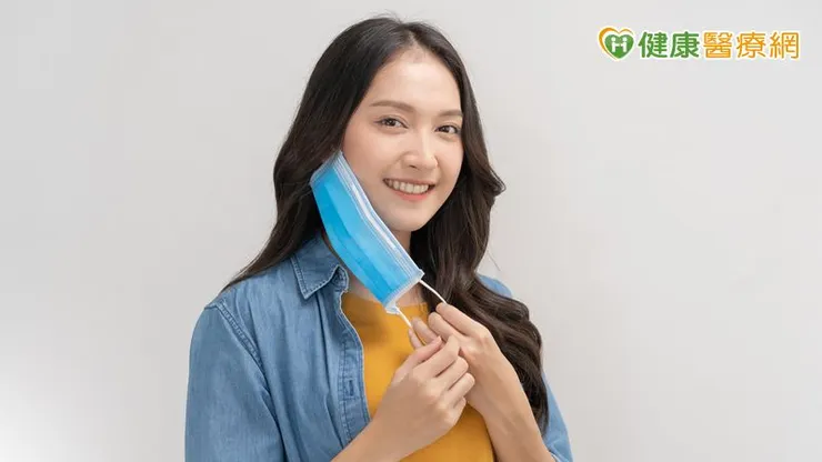 洪維廷醫師分享，曾有病友在治療達標、類固醇順利減量後，重新找回自信，在診間脫下口罩，開心地露出久違的瓜子臉，可見其對於患者之重大意義。