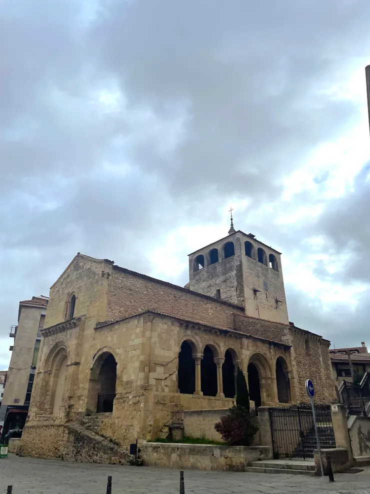 前進目的地路過的古老建築