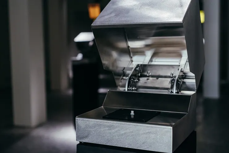 《Discharge what you charged》，圖片來源：https://www.tfam.museum/Exhibition/Exhibition_page.aspx?ddlLang=zh-tw&id=683&allObj=%7B%22JJMethod%22%3A%22GetEx%22%2C%22Type%22%3A%220%22%2C%22Year%22%3A%22%22%2C%22pg_num%22%3A2%2C%22pg_size%22%3A21%7D