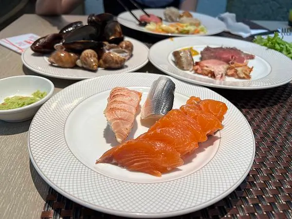 台北市大安區美食，遠東CAFÉ下午茶吃到飽，大啖牛排、螃蟹、