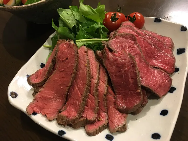 油花均勻、肉質細嫩無腥味，口感柔軟