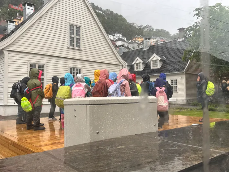 老師在雨中點名⋯