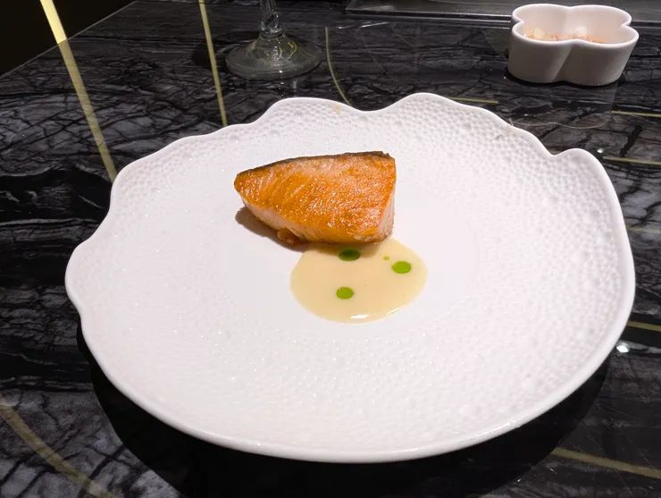 主餐來之前的小確幸海鮮，兩口完食的鮭魚