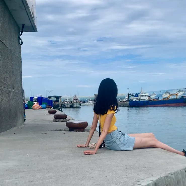 那天在漁港忽然就下起雨 於是就淋雨坐在碼頭 很快樂