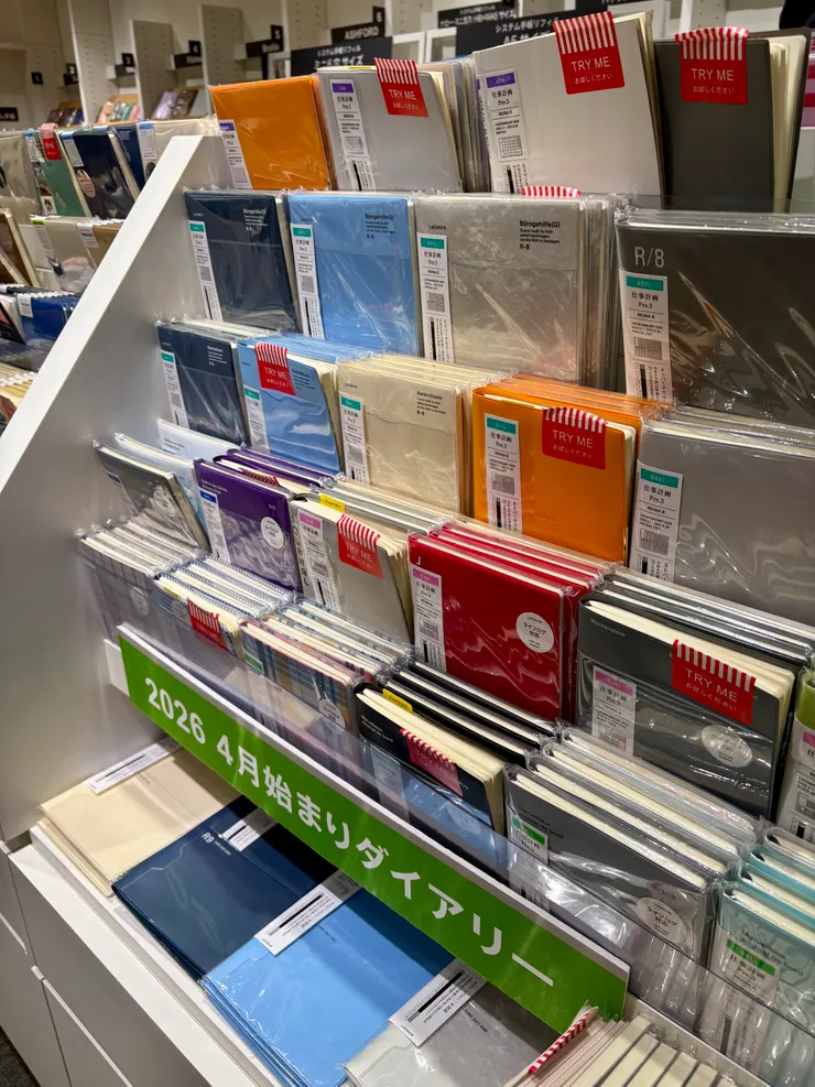 四樓販售許多款式的手帳本、筆記本，但這一區並沒有太多人駐足，似乎也反應了在電子時代、紙業的式微。