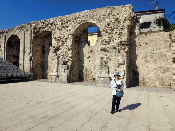 廣場上一角可以看到音樂會和舞台表演收起的座位