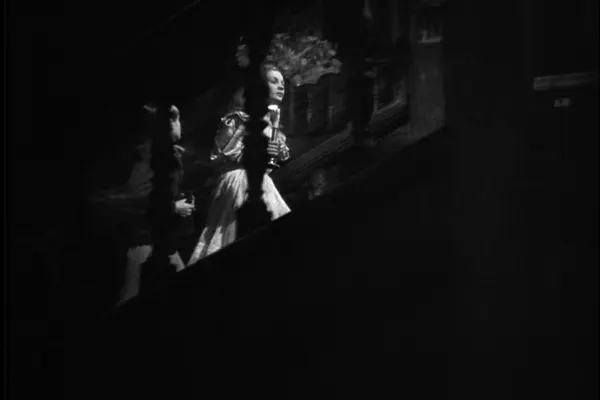 一級一級，走進沒有光的所在