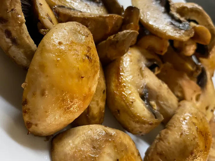 多加一點油就會上色了😎