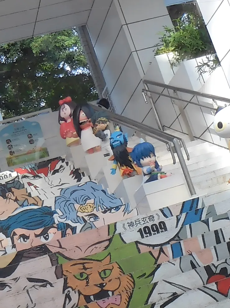 樓梯兩旁都排有人偶，而中間的樓梯則畫滿了各個人物，非常醒目漂亮。