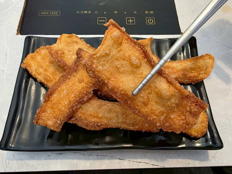 炸撈麵。像是餅乾一樣，很涮嘴，拿去沾鍋底、鹹酥雞醬都很適合XD