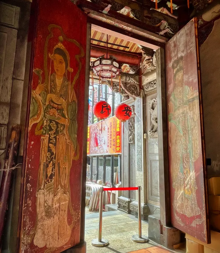 慈祐宮門神之一的宮娥:女神廟(馬祖、觀音)的左右門神常是太監、宮娥