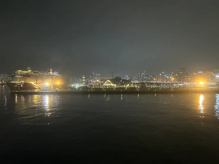 從海上看出去外面的釜山夜景,實在繁華美好啊
