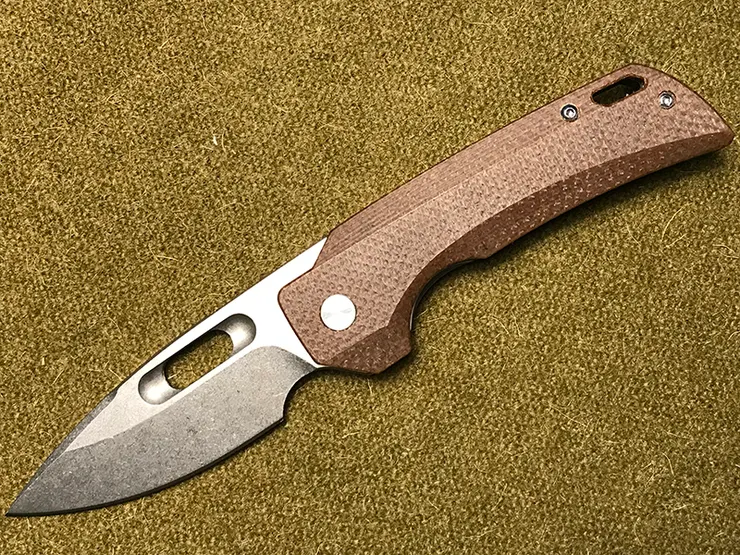 這是我所能找到最接近血鯊的刀款，米塔卡柄材，水滴刃形＋膠囊形開刀孔。