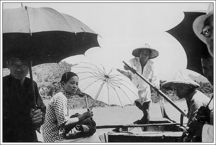 1950年代的擺渡人（鄧南光攝。圖片來源：網路）