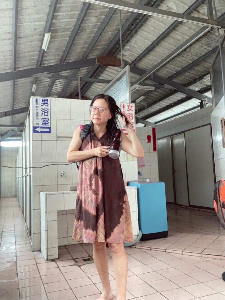 洗頭後吹乾頭髮的我